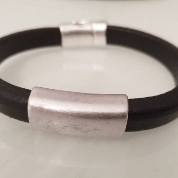 Pulsera de cuero con zamak para chico