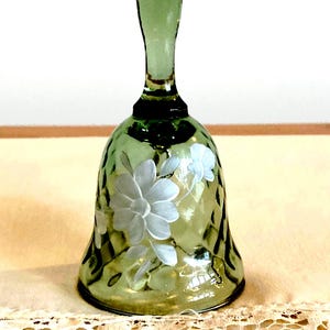 Vtg. 1960er Fenton Green Glass Bell, signiert von Künstler