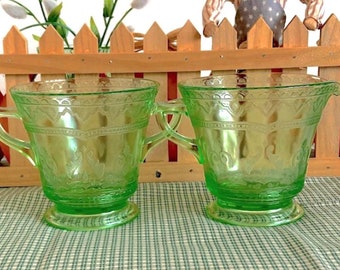 Lattiera e zuccheriera in vetro verde all&#39;uranio della Federal Glass Co., vintage anni &#39;30, con motivo patrizio/a raggi.