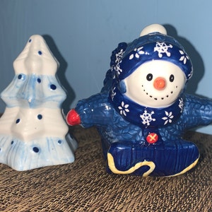 Saleiro e pimenteiro em forma de boneco de neve azul e árvore