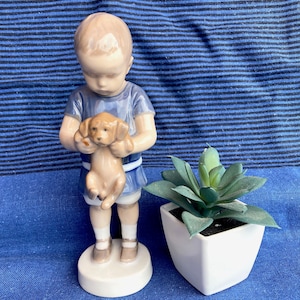 Vintage - Royal Copenhagen B&G &quot;OLE BOY c/CACHORRO&quot; estatueta de porcelana nº 1747 C, fabricada na Dinamarca