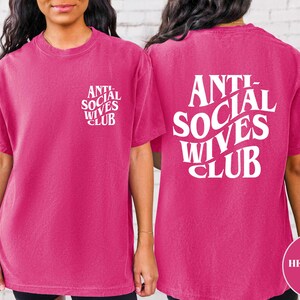 Anti Social Wives Club Comfort Colors T-Shirt: Funny Wife Gift Bild 3