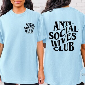 Anti Social Wives Club Comfort Colors T-Shirt: Funny Wife Gift Bild 2