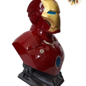 Pu&ograve; includere: Un busto rosso e dorato di Iron Man, un supereroe dell'universo Marvel. Il busto &egrave; realizzato in plastica e ha una verniciatura dettagliata. Il busto &egrave; su una base nera.