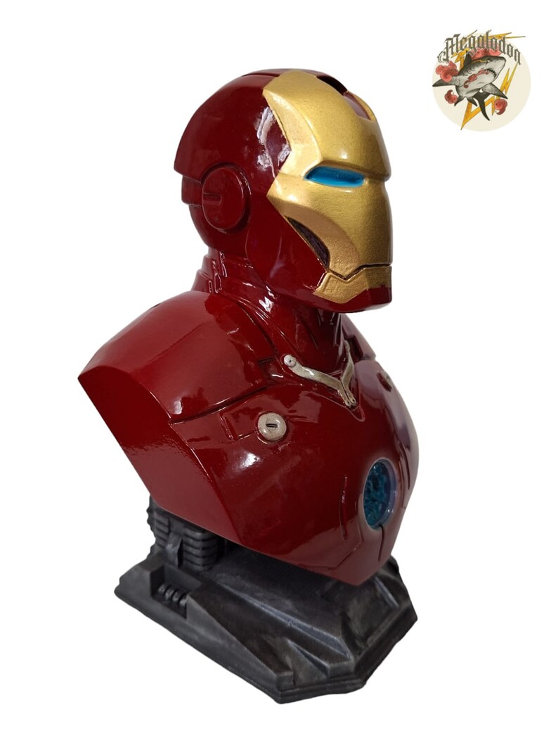 Pu&ograve; includere: Un busto rosso e dorato di Iron Man, un supereroe dell'universo Marvel. Il busto &egrave; realizzato in plastica e ha una verniciatura dettagliata. Il busto &egrave; su una base nera.