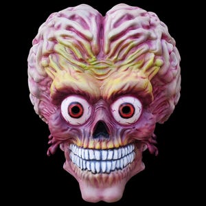 Puede incluir: Una máscara grotesca con un cerebro prominente en tonos rosa y amarillo. La máscara tiene ojos grandes e inyectados en sangre, una cara esquelética con una amplia sonrisa y un fondo negro. El tema general es el terror o Halloween.