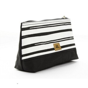 Sac cosmétique fait main en cuir végétalien, fabriqué en Tchéquie, papier lavable, kraft tex, snappap, noir et blanc avec rayures noires