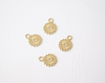 4 pcs. PENDANT FLOWER MINI / light gold