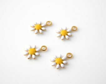 4 pcs. Mini daisy pendants