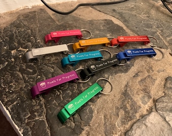 Pixels for Progress Flasköppnare Nyckelring