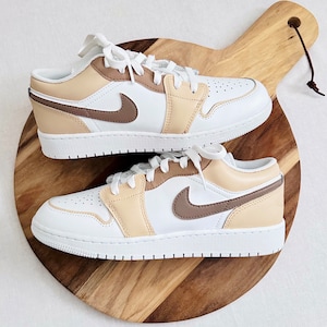 Jordan 1 « Expresso ».                                               (Baskets personnalisées / Baskets beiges / Couleurs neutres)