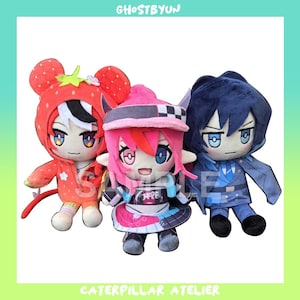 Puede incluir: Tres muñecos de peluche con características de estilo anime. Uno está con un disfraz de fresa, otro con un atuendo rosa y el tercero con un atuendo azul. Los muñecos tienen ojos grandes y rasgos faciales detallados. El texto "GHOSTBYUN" y "CATERPILLAR ATELIER" son visibles.