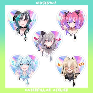 Puede incluir: Cinco pegatinas en forma de corazón con personajes de estilo anime. Cada pegatina tiene un diseño único, con nombres y la palabra "SAMPLE" impresa en algunas. Los personajes tienen pelo y atuendos coloridos. El fondo es un patrón holográfico. También se ve el texto "GHOSTBYUN" y "CATERPILLAR ATELIER".