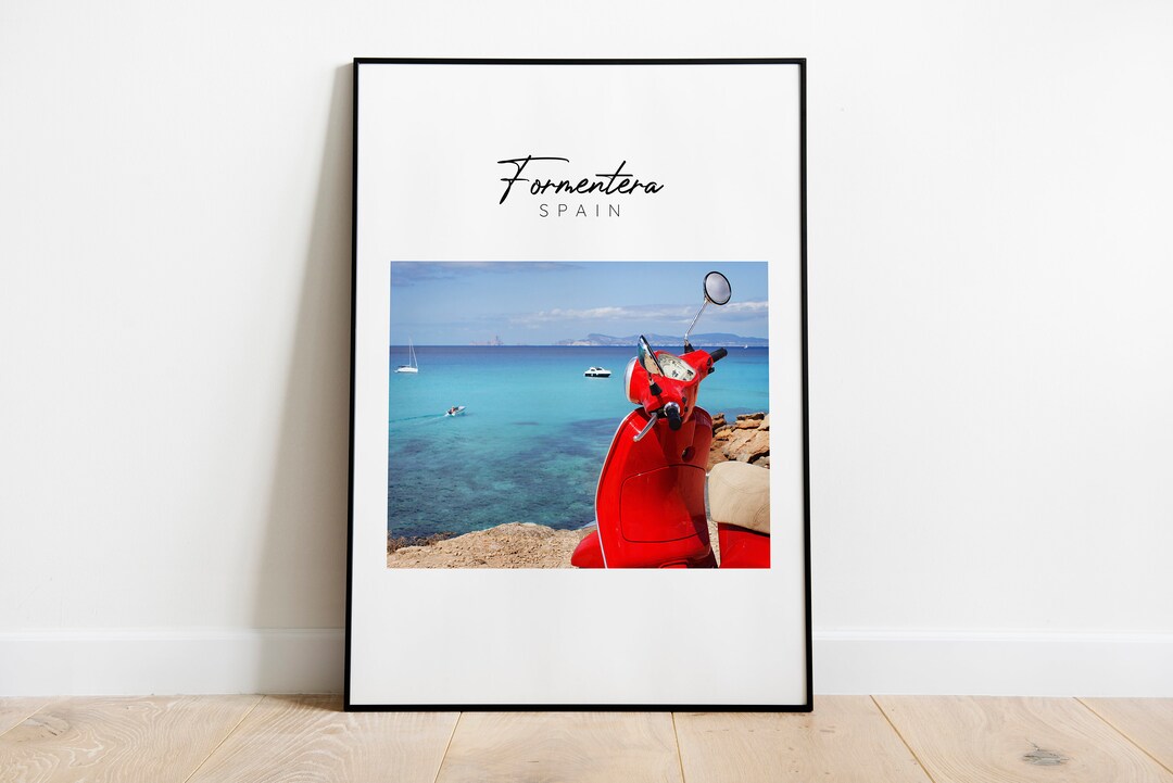 Vespa roja en la isla de Formentera Cartel de viaje de España / Impresiones de fotos de viaje