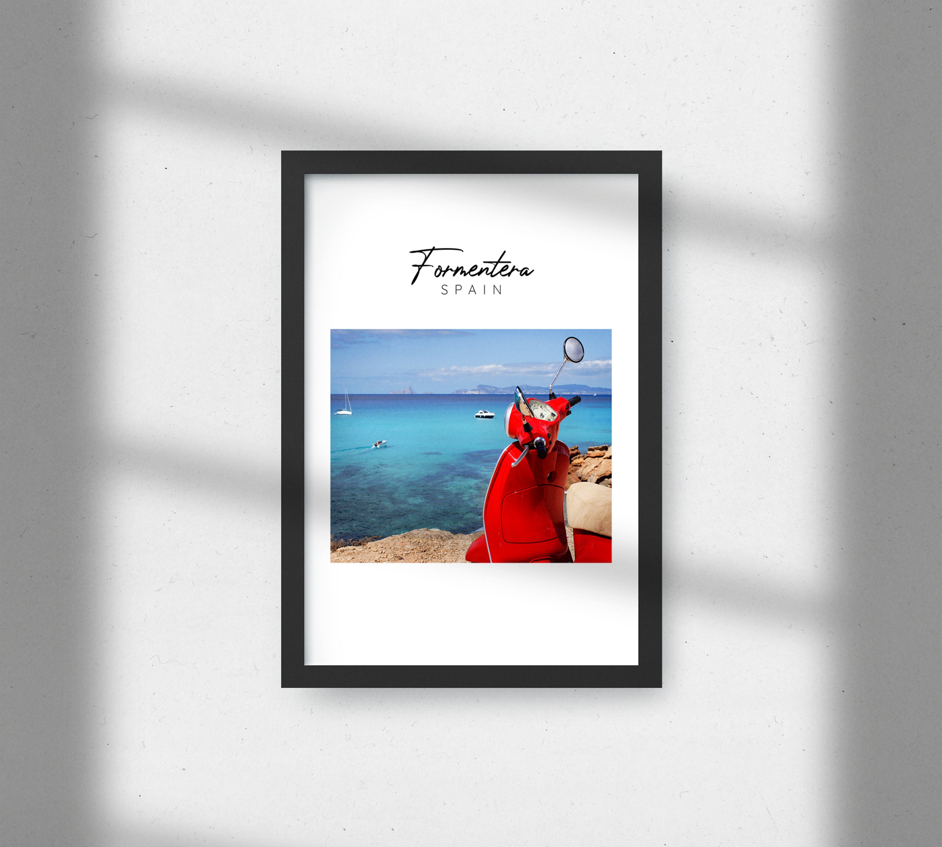 Vespa roja en la isla de Formentera Cartel de viaje de España / Impresiones de fotos de viaje