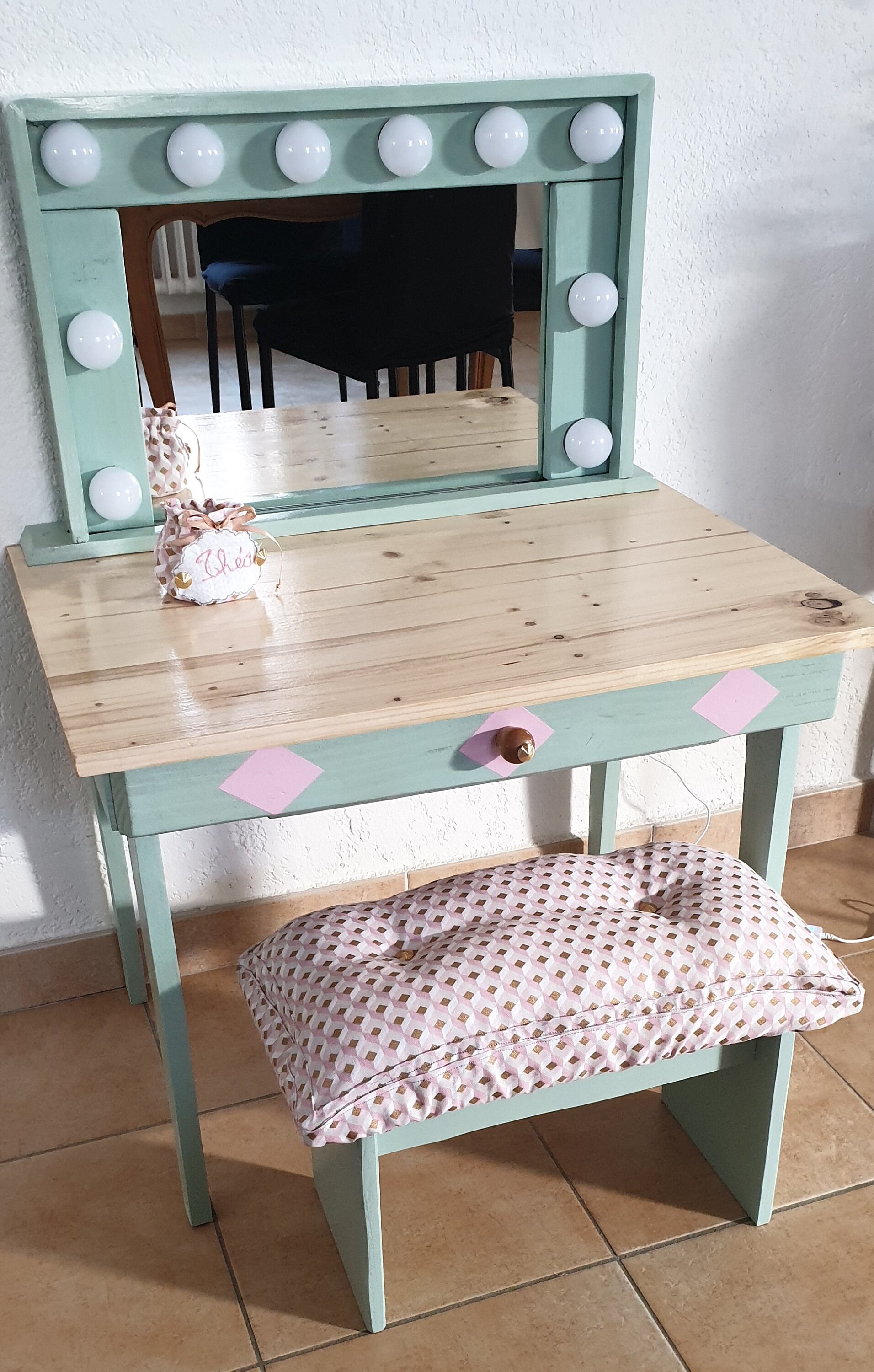 Coiffeuse, Bureau Enfant, de 3 à 6 Ans, Miroir Lumineux, Par Leds -Fait Main - 100% Artisanal