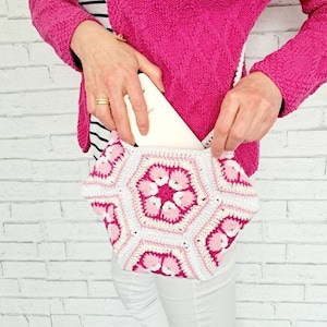 Gehäkelte Tasche Granny für Damen, Kleine Häkeltasche aus Baumwolle, Sommertasche pink rosa weiß zum Umhängen, Umhängetasche für den Sommer