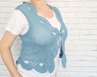 Weste für Damen gestrickt mit Spitze gehäkelt blau Größe S, Größe 36 / 38, ärmellose Weste handgestrickt, Damenweste für kleine Frauen