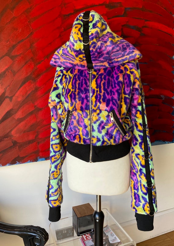 Dolls kill, Le freak acid dreamz fur bomber, size