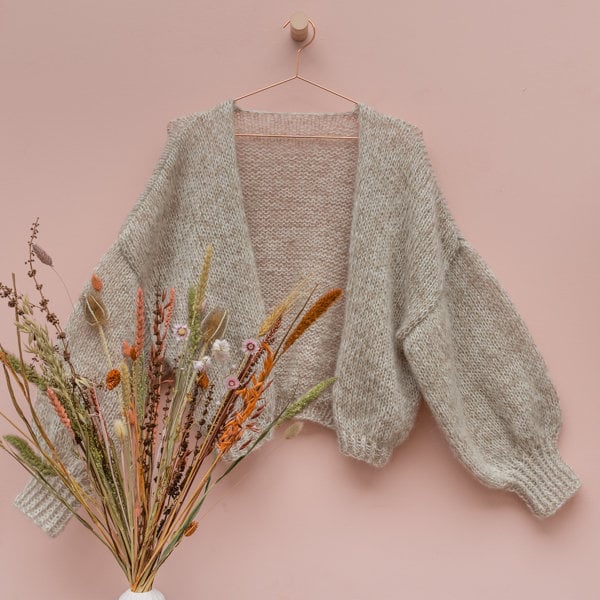 Garn och färger - Stickmönster för kofta i mohair PDF - Cloud Cardigan Stickad