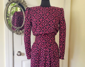 The HEAdMiSTRESS ~ Vintage 80s Geometric Print DRESS ~ Fuchsia Black Midi with Belt