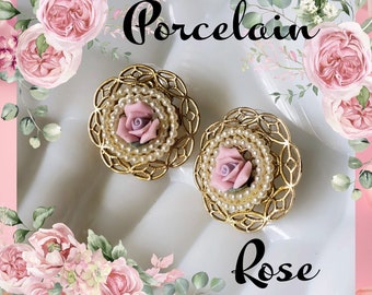 ROUNd the ROSiES ~ Pendientes vintage de rosas rosas, filigrana dorada, perlas de imitación, años 80/90