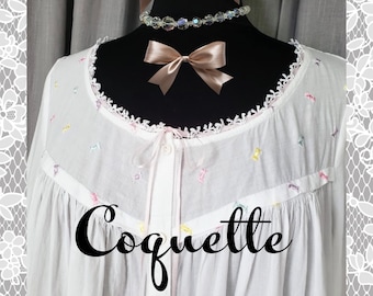 Coquette BOW THEME ROBE Vintage Lange 100% Baumwolle & Spitze bestickter langer weißer CottageCore Hausmantel ~ Größe Medium ~ Seitentaschen