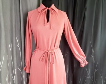 TIE COLLAR DRESS Vintage 70s Keyhole Secretary Style ~ Size 9, Long Sleeve, Pointed Collar, Tie Belt, Balloon Sleeves, Pockets, Coral Pink