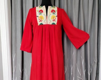 FOLk aRT GRANNy ~ Vintage 70s Red Floral Embroidered Housecoat, Zip Front Kaftan, Medium