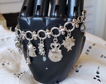 Pulsera vintage Kirks Folly con dije de gatito, detalle de perlas sintéticas y diamantes de imitación