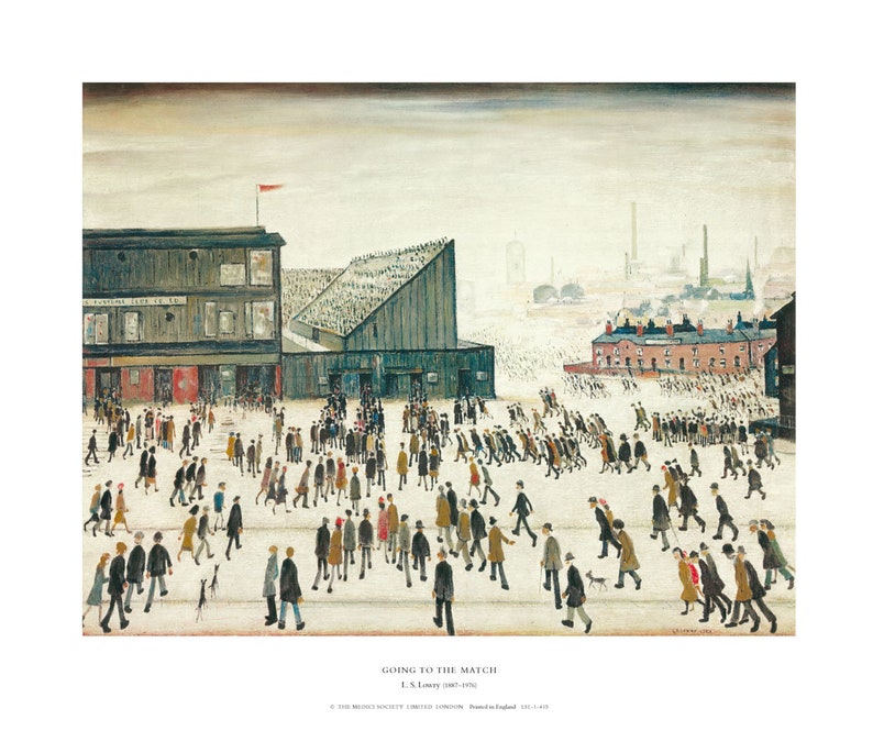 K&ouml;nnte beinhalten: Ein Gem&auml;lde von L.S. Lowry mit dem Titel "Going to the Match" zeigt eine Menschenmenge, die auf ein Stadion zugeht. Das Stadion ist ein gro&szlig;es, graues Geb&auml;ude mit einer roten Flagge, die oben weht. Die Menschen sind einfach gekleidet und gehen in einer einzigen Reihe. Das Gem&auml;lde spielt in einer Stadt mit Fabriken und Geb&auml;uden im Hintergrund.
