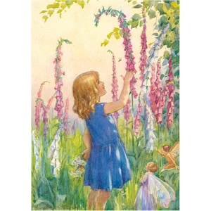 Carte postale Fille avec des digitales et des fées - M W Tarrant