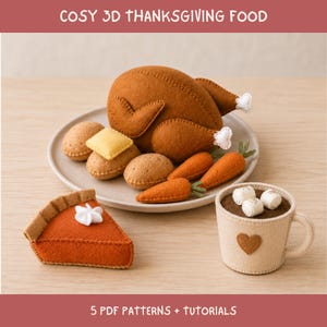 Op de afbeelding: Een set vilt Thanksgiving-voedsel bestaande uit een gebraden kalkoen, aardappelen, wortels, een stuk pompoentaart met slagroom en een mok warme chocolademelk met marshmallows. De tekst COSY 3D THANKSGIVING FOOD en 5 PDF PATTERNS + TUTORIALS is zichtbaar.