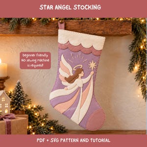 Peut inclure: Une chaussette de Noël en feutrine lavande, crème et rose poudré avec un ange tenant une étoile. Le texte indique STAR ANGEL STOCKING, beginner friendly No sewing machine is required!, et PDF + SVG PATTERN AND TUTORIAL.