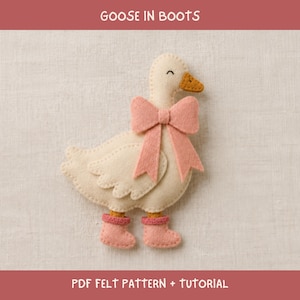 Puede incluir: Una oca de fieltro color crema con un gran lazo rosa alrededor del cuello, un pico amarillo mostaza y botas rosas. El texto GOOSE IN BOOTS aparece arriba y PDF FELT PATTERN + TUTORIAL aparece abajo en esta imagen de proyecto artesanal.