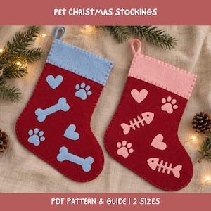 Puede incluir: Dos calcetines navideños de fieltro con el texto PET CHRISTMAS STOCKINGS y PDF PATTERN & GUIDE | 2 SIZES. Uno es rojo oscuro con puños azul claro, formas de hueso y huellas. El otro es rojo oscuro con puños rosas, espinas de pescado y huellas.