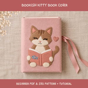 Peut inclure: Une couverture de livre en feutrine rose ornée d'un chat brun et crème en appliqué lisant un livre rose avec un petit poisson bleu. La couverture comprend un marque-page en ruban rose et un petit cœur. Texte : BOOKISH KITTY BOOK COVER.
