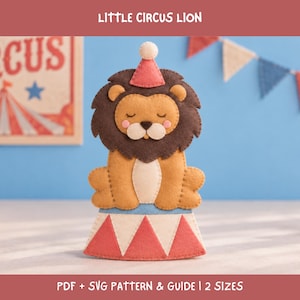 Op de afbeelding: Een vilt knutselproject getiteld LITTLE CIRCUS LION met een leeuw met donkerbruine manen, een beige lichaam en roze wangen die een klein roze feesthoedje draagt. De leeuw zit op een rood-wit gestreept circusvoetstuk. Inclusief PDF + SVG PATTERN & GUIDE.
