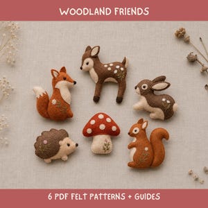Op de afbeelding: Zes viltornamenten van bosdieren en een paddenstoel, waaronder een vos, hert, konijn, egel, eekhoorn en paddenstoel. Elk stuk is voorzien van geborduurde bloemendetails. De tekst WOODLAND FRIENDS en 6 PDF FELT PATTERNS + GUIDES is zichtbaar.