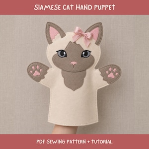 Puede incluir: Una marioneta de mano de gato siamés hecha de fieltro crema y marrón con un lazo de satén rosa, ojos azules bordados y almohadillas rosas. El texto dice SIAMESE CAT HAND PUPPET y PDF SEWING PATTERN + TUTORIAL. Tiene orejas puntiagudas.