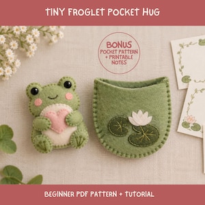 Può includere: Un kit per il fai da te in feltro con una piccola rana verde che tiene un cuore rosa, una tasca in feltro verde con una ninfea bianca e biglietti stampati. Il testo recita TINY FROGLET POCKET HUG, BONUS POCKET PATTERN + PRINTABLE NOTES, BEGINNER PDF PATTERN + TUTORIAL.