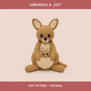 Puede incluir: Un peluche de fieltro de un canguro con su cría en tonos beige y crema, con ojos de cuentas negras y detalles cosidos. El texto KANGAROO & JOEY y PDF PATTERN + TUTORIAL aparece en la parte superior e inferior con una fuente blanca.