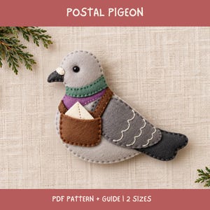 Puede incluir: Un proyecto de manualidades en fieltro titulado POSTAL PIGEON PDF PATTERN + GUIDE | 2 SIZES que muestra una paloma gris claro con un ala gris oscuro, una banda verde en el cuello, un parche morado en el pecho y un bolso marrón con un sobre blanco.