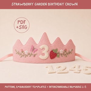 Puede incluir: Una corona de cumpleaños de fieltro rosa con enredaderas de fresas bordadas, una pequeña mariposa rosa y el número 3 en color crema. El set incluye números de fieltro intercambiables 1, 2, 4 y 5, con el texto STRAWBERRY GARDEN BIRTHDAY CROWN y PDF + SVG.