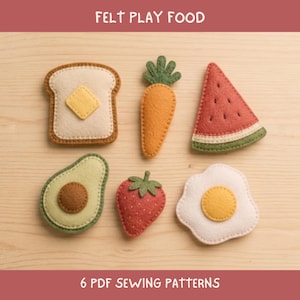 Peut inclure: Un ensemble de six aliments en feutrine comprenant une tranche de pain grillé avec du beurre, une carotte, une tranche de pastèque, un demi-avocat, une fraise et un œuf au plat. Le texte FELT PLAY FOOD et 6 PDF SEWING PATTERNS est visible.