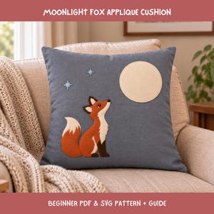 Puede incluir: Un cojín cuadrado azul con una aplicación de tela de un zorro mirando hacia una gran luna circular de color crema y dos estrellas de cuatro puntas de color azul claro. El texto MOONLIGHT FOX APPLIQUE CUSHION y BEGINNER PDF & SVG PATTERN + GUIDE es visible.