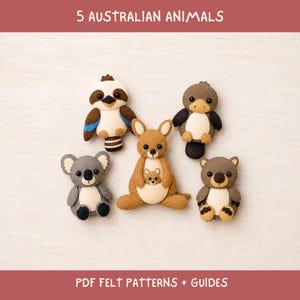 Puede incluir: Cinco figuras de animales de fieltro que incluyen un kookaburra, un ornitorrinco, un canguro con su cría, un koala y un wombat. Se muestra el texto 5 AUSTRALIAN ANIMALS y PDF FELT PATTERNS + GUIDES. Son artículos de felpa con detalles cosidos.