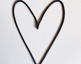 Cuore in filo di alluminio / Decorazione murale minimalista