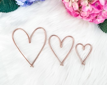 Trio di cuori in filo metallico fatti a mano: decorazione da parete in alluminio