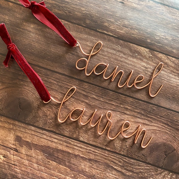 Decoración colgante de alambre personalizada. Regalo personalizado, decoración del hogar, etiqueta para envolver regalos, nombre para mesa, etiqueta para regalo, arte de alambre.
